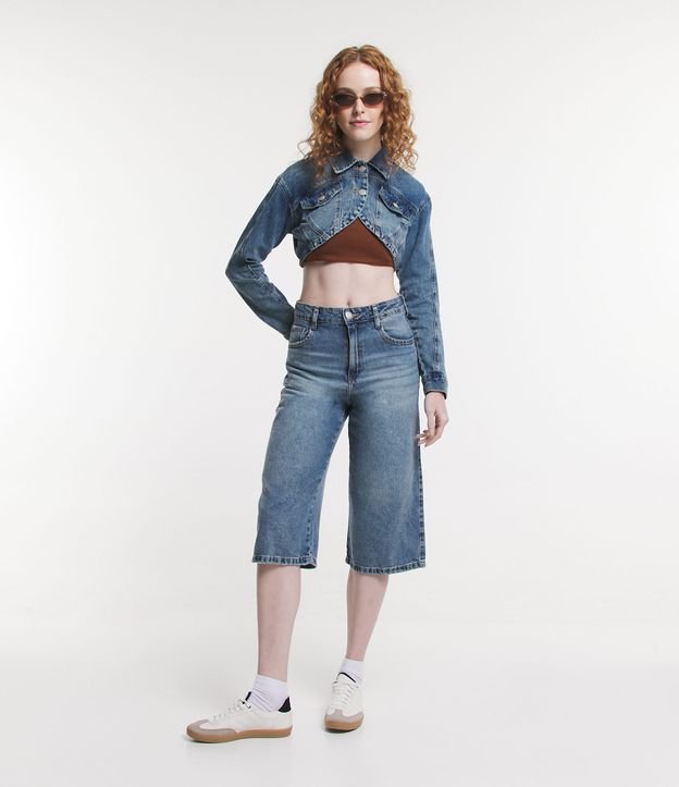 Jaqueta Cropepd Jeans com Fechamento em Dois Botões e Bolsinhos Azul 2