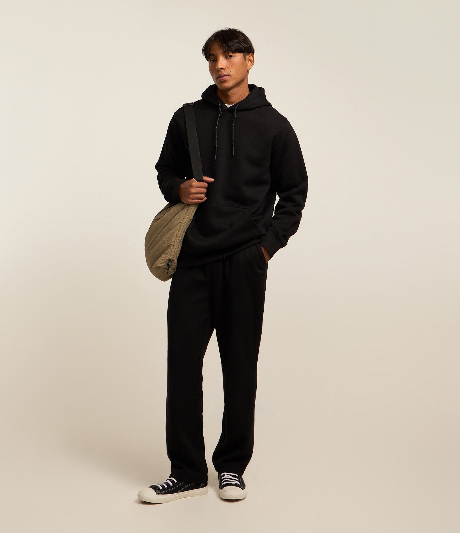 Calça Reta em Moletom com Bolsos e Amarração no Cós Preto 1