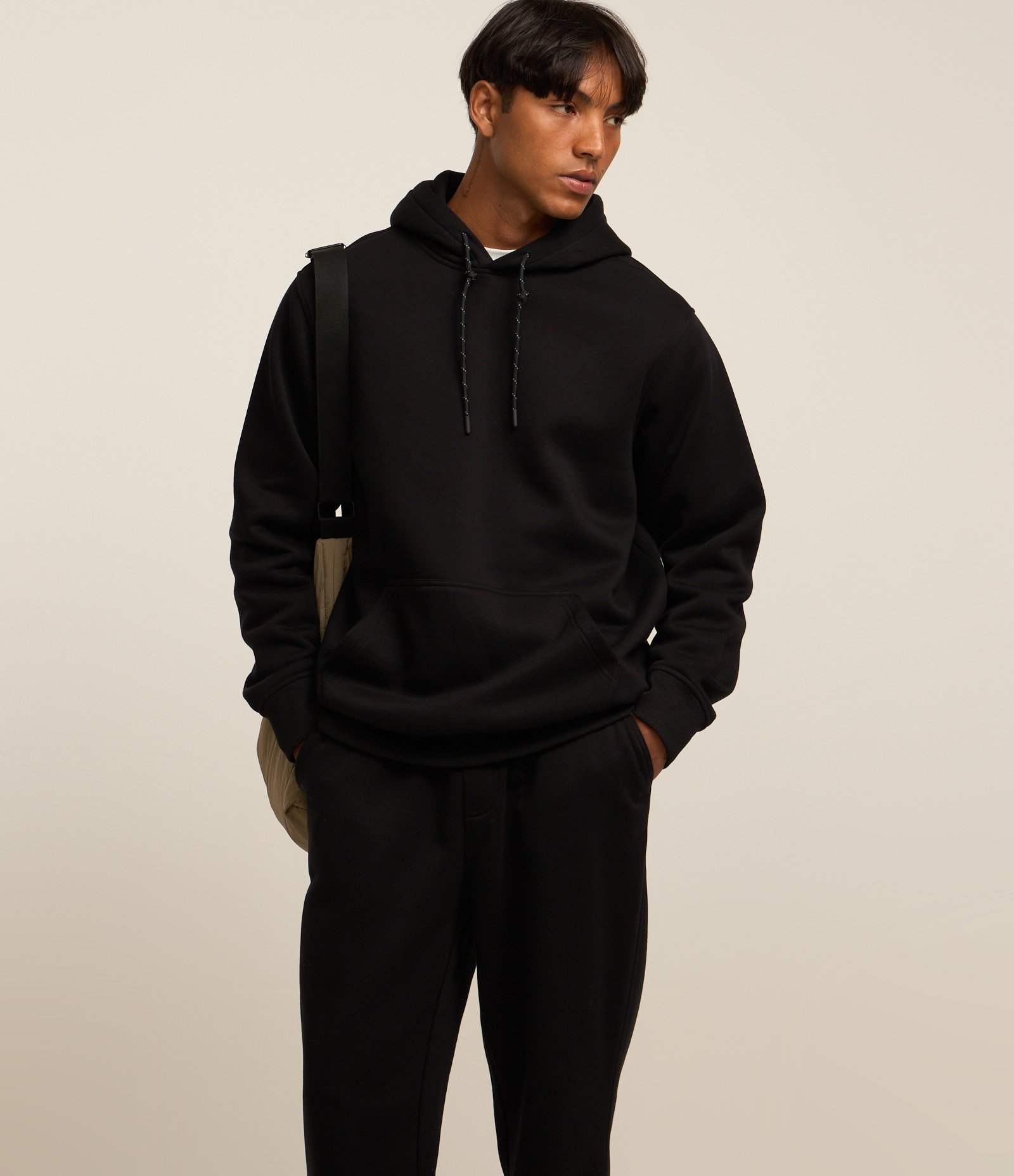 Calça Reta em Moletom com Bolsos e Amarração no Cós Preto 2