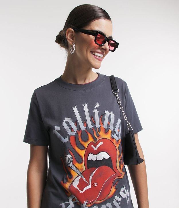 Camiseta Alongada em Meia Malha com Estampa Rolling Stones Cinza 4