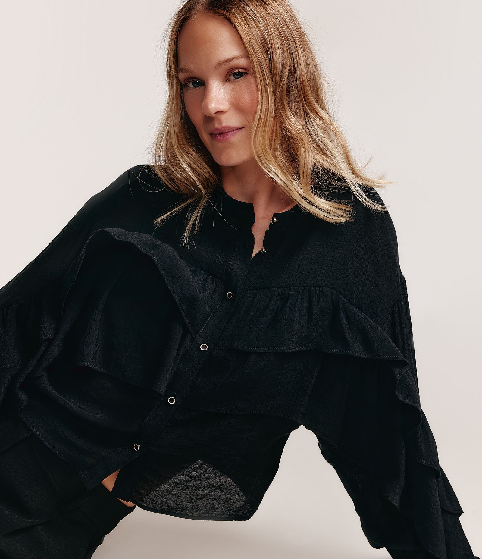 Camisa em Viscose com Babados no Busto e Mangas Preto 1