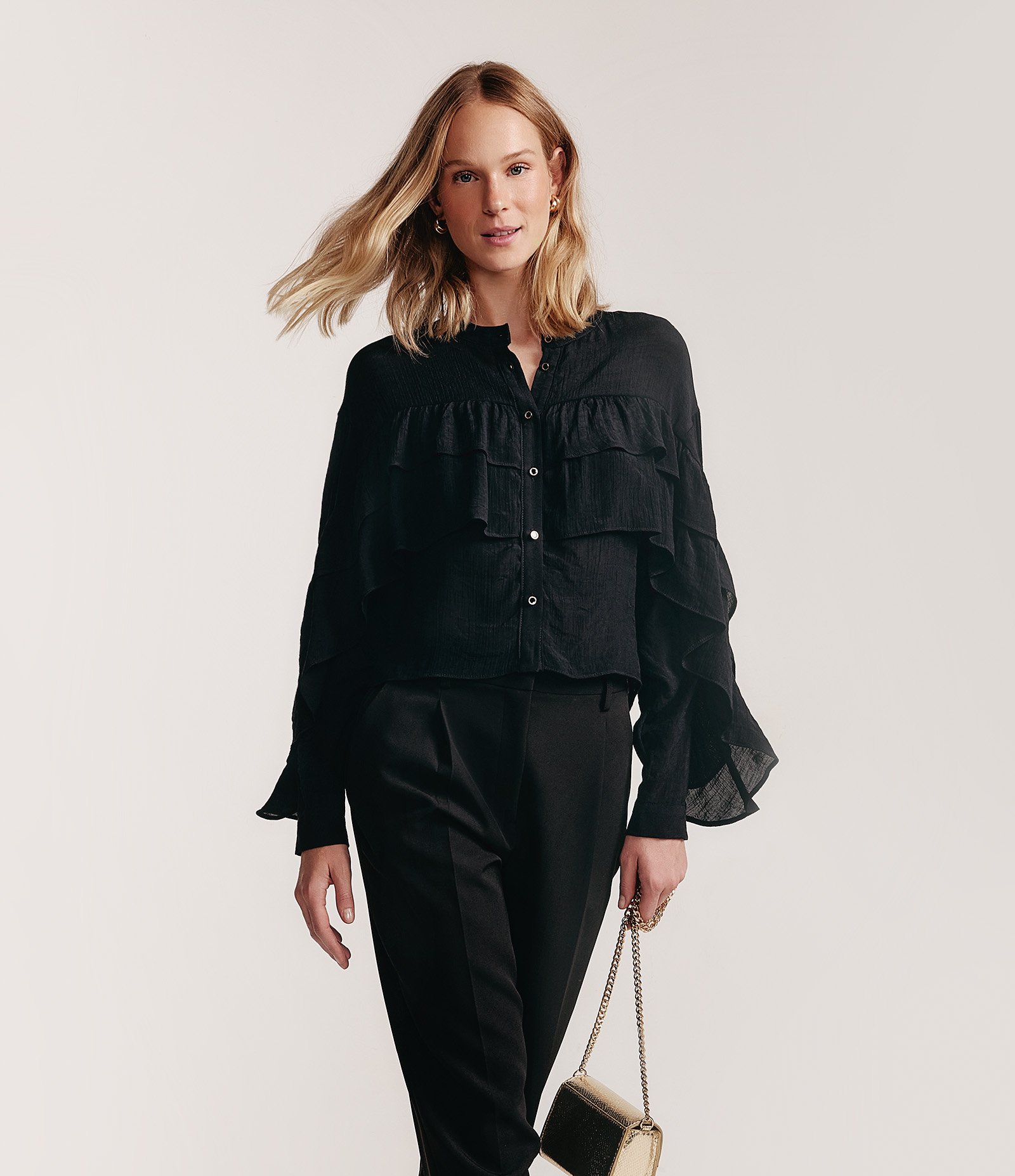 Camisa em Viscose com Babados no Busto e Mangas Preto 2