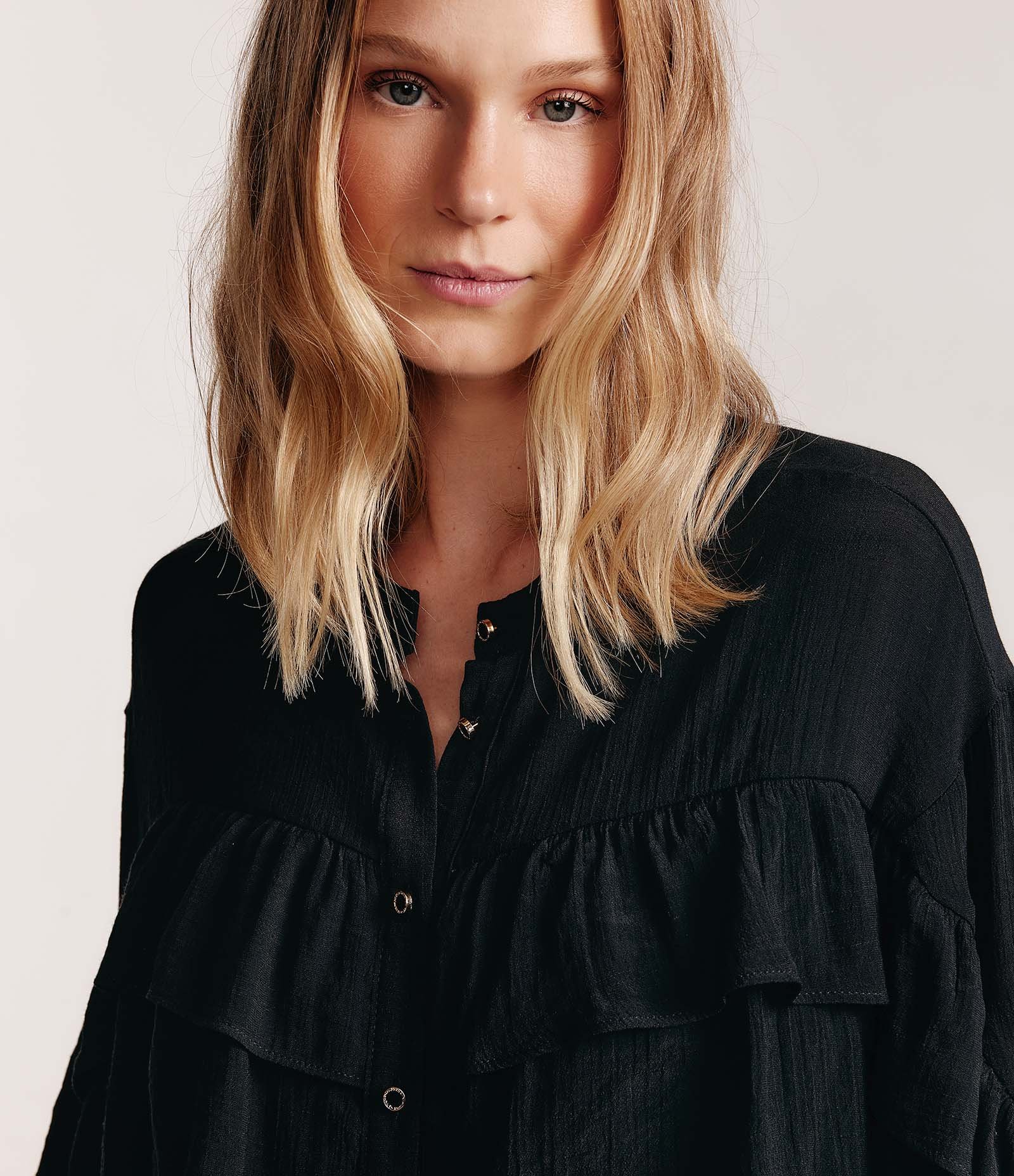 Camisa em Viscose com Babados no Busto e Mangas Preto 3
