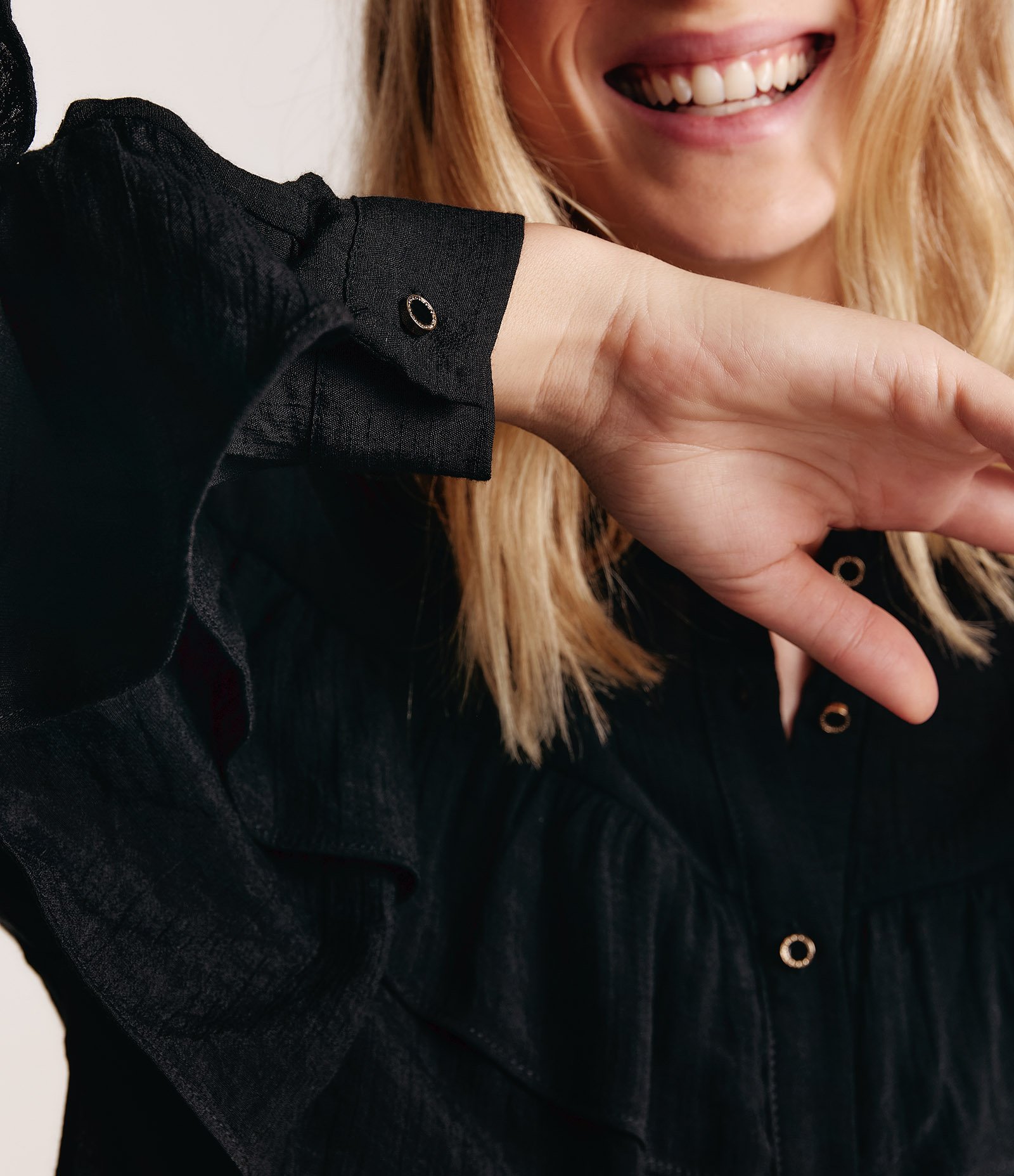 Camisa em Viscose com Babados no Busto e Mangas Preto 4