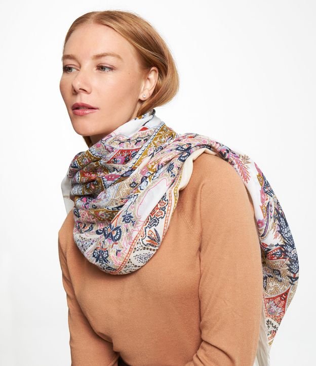 Lenço com Estampa Paisley e Mini Franjas