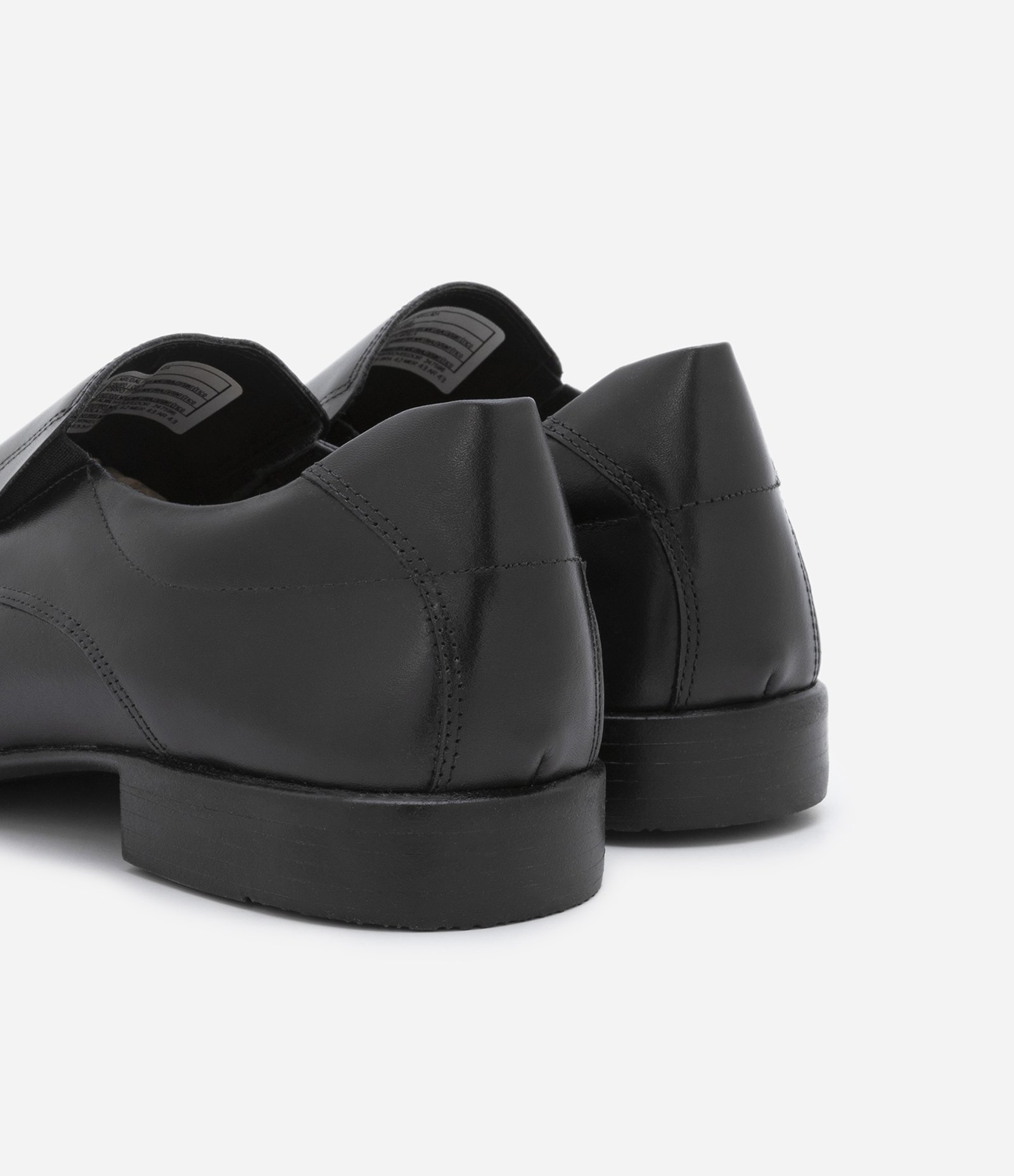 Sapato Slip On em Couro com Recortes e Bico Quadrado Preto 2