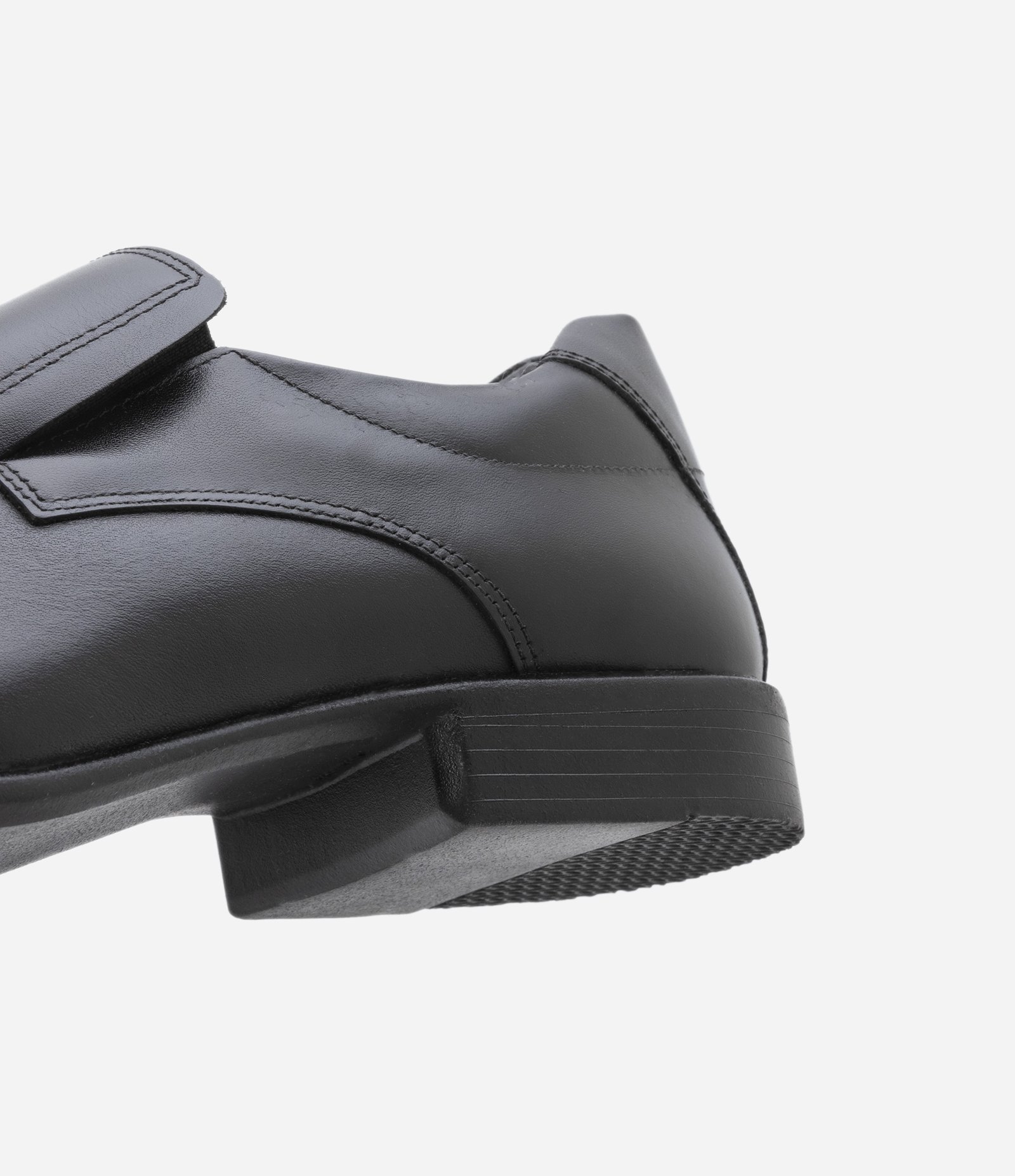 Sapato Slip On em Couro com Recortes e Bico Quadrado Preto 3