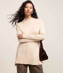 Suéter em Tricô com Gola Alta Texturizada com Botões no Punho