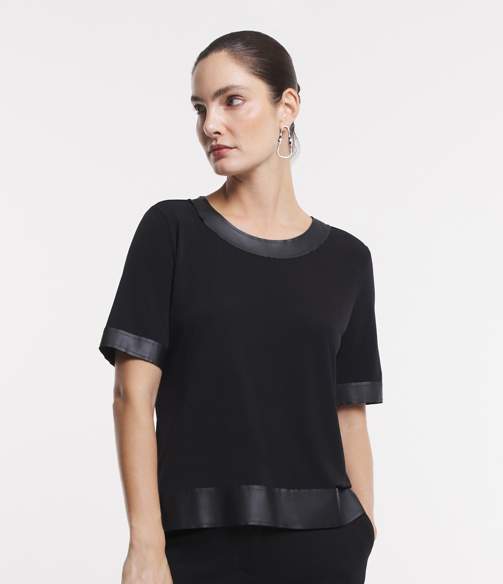 Blusa em Jersey com Detalhes em PU nas Bordas Preto 1