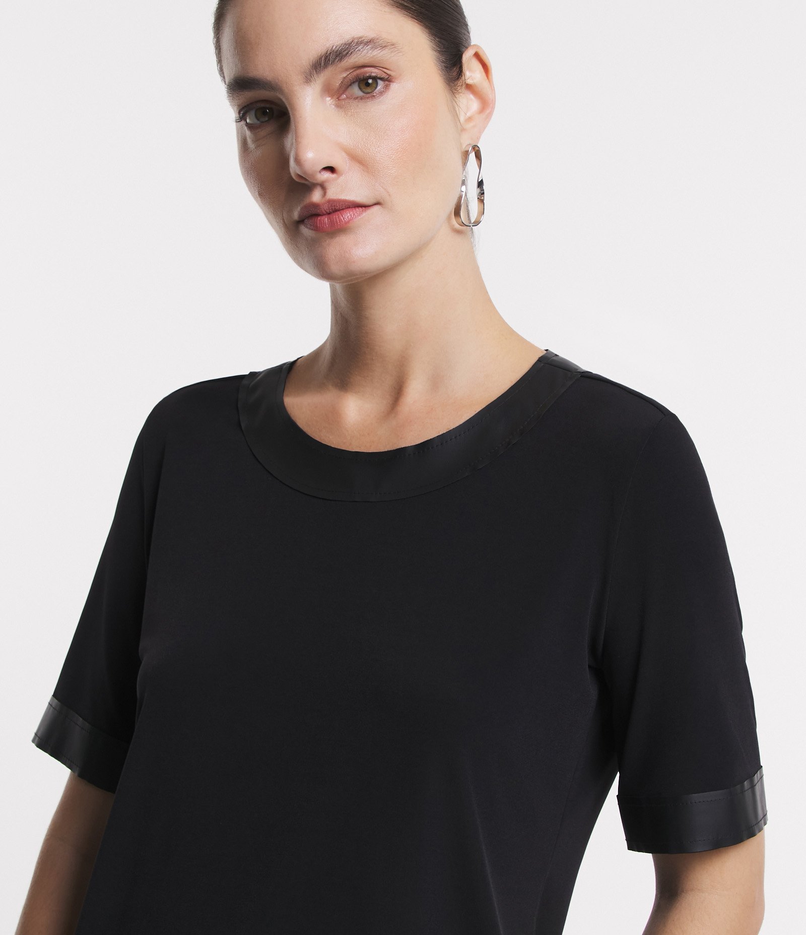 Blusa em Jersey com Detalhes em PU nas Bordas Preto 5