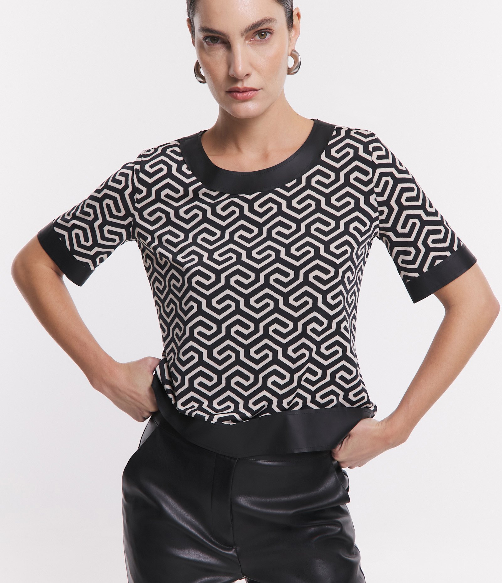 Blusa em Jersey com Detalhe em PU e Estampa Geométrica Preto/ Branco 4