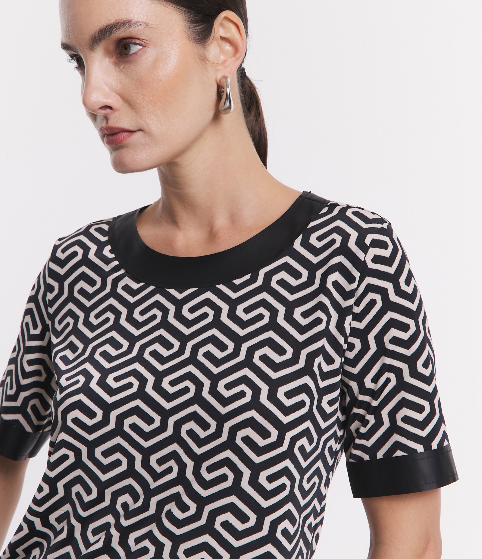 Blusa em Jersey com Detalhe em PU e Estampa Geométrica Preto/ Branco 5
