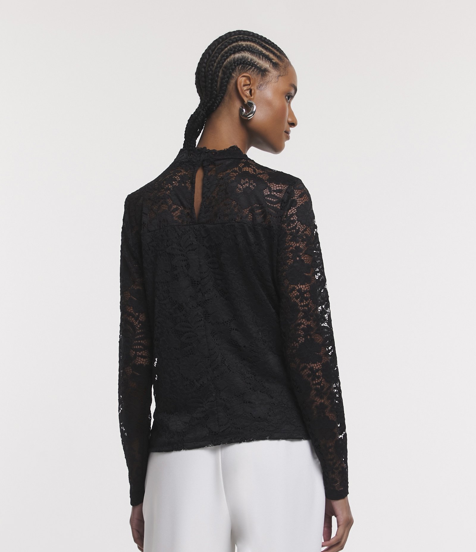 Blusa em Renda com Golinha e Transparência nas Mangas Preto 3