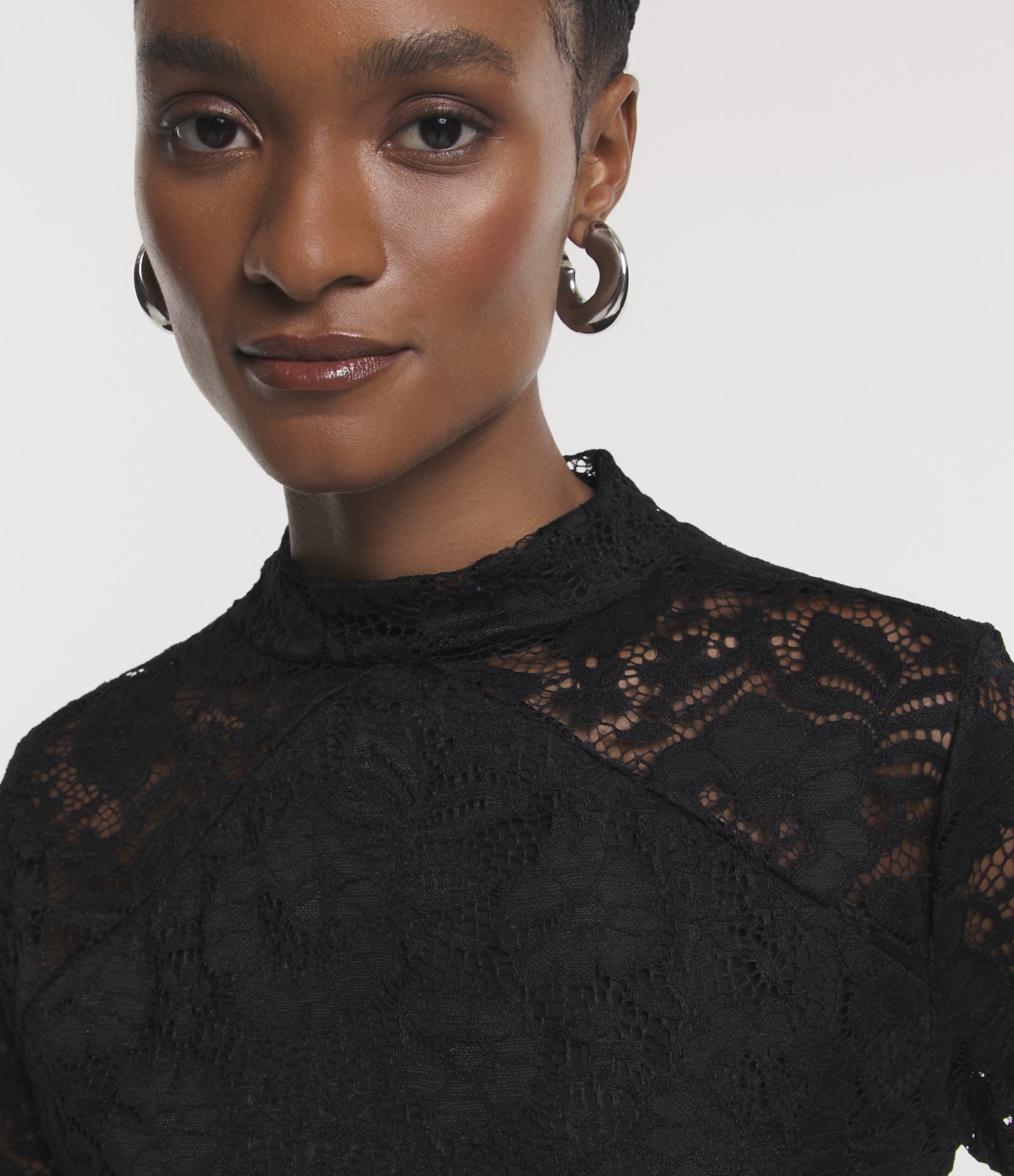 Blusa em Renda com Golinha e Transparência nas Mangas Preto 4