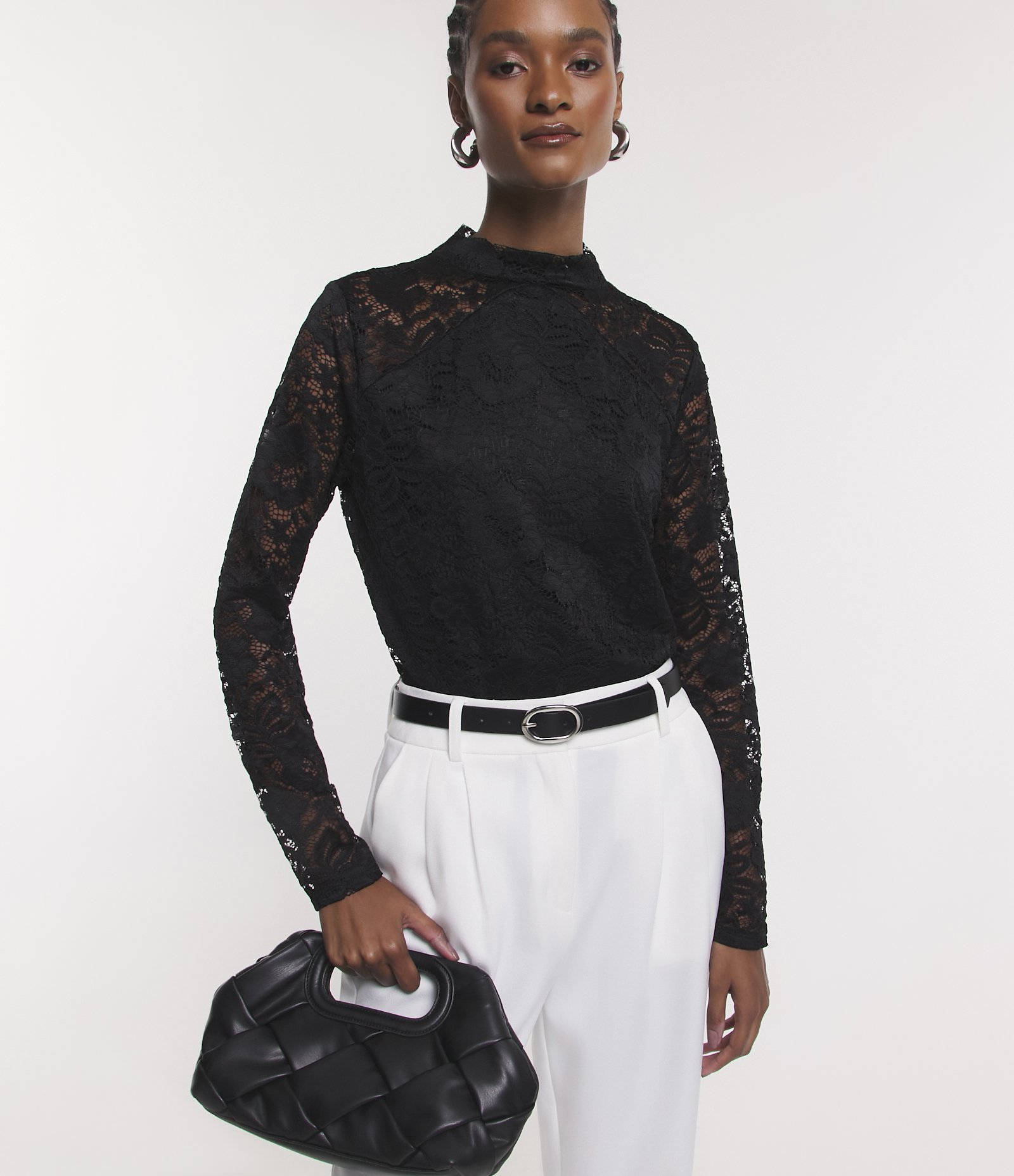 Blusa em Renda com Golinha e Transparência nas Mangas Preto 5