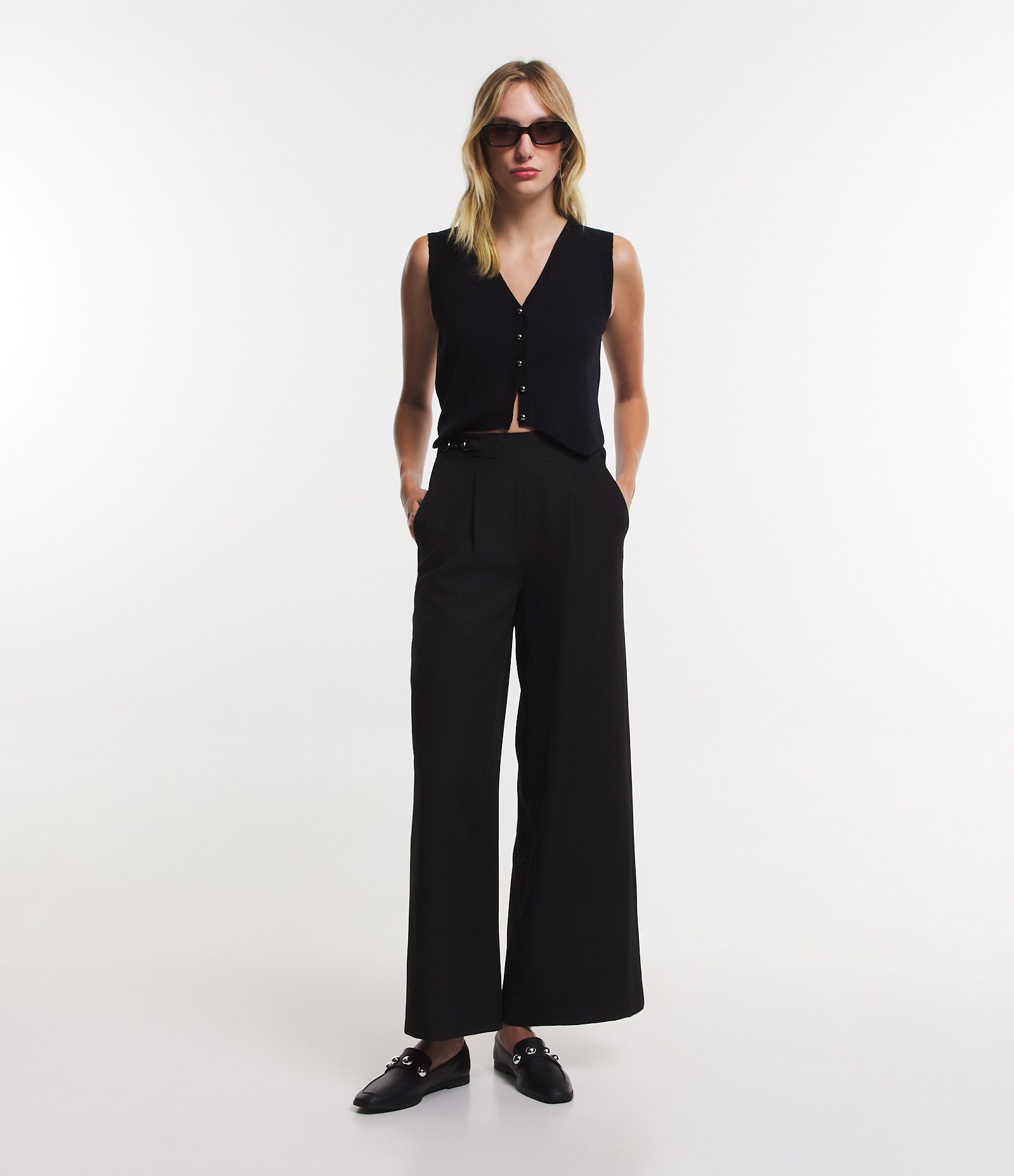 Calça Pantalona Alfaiatada com Pregas no Cós Preto 1