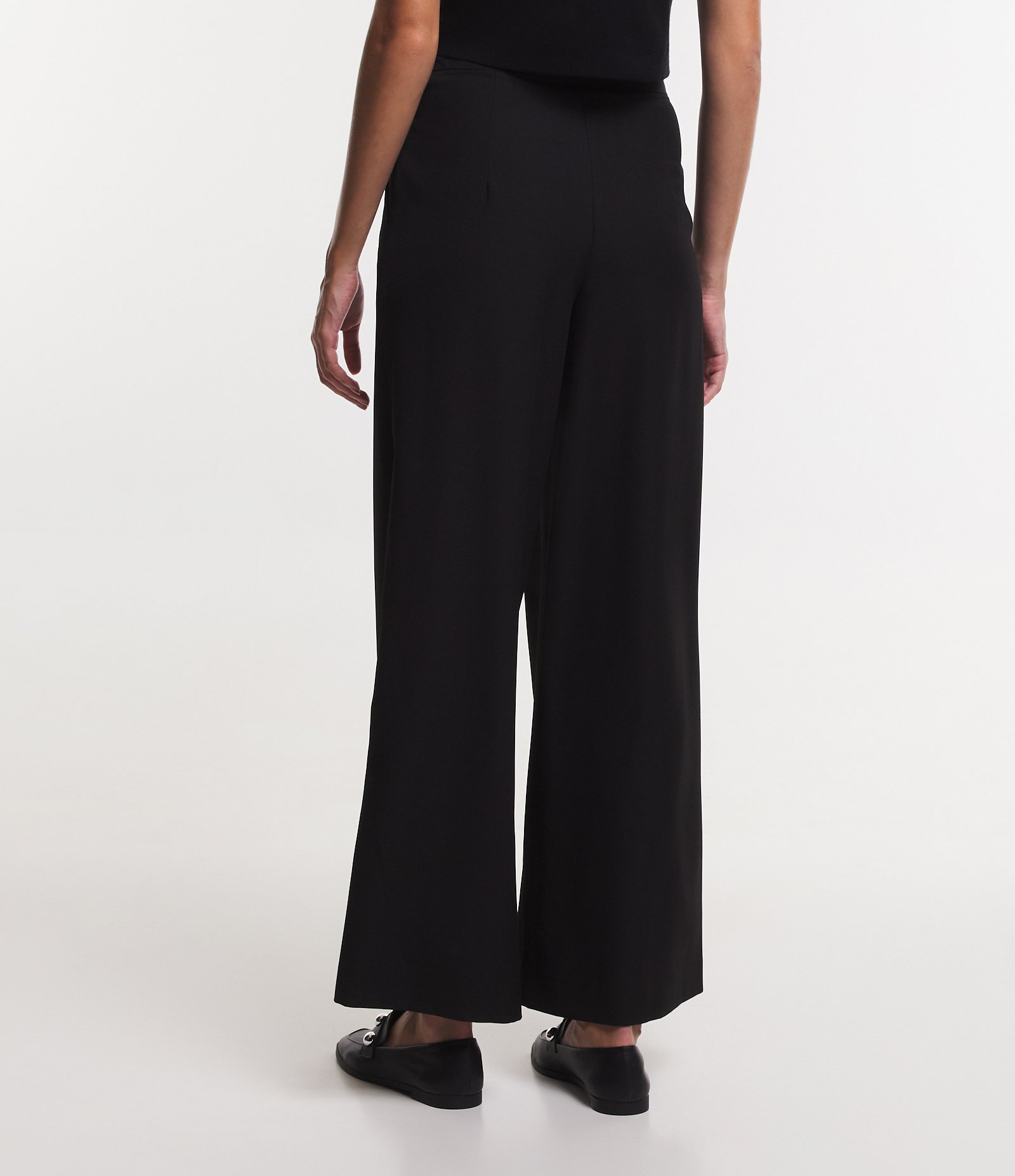 Calça Pantalona Alfaiatada com Pregas no Cós Preto 3