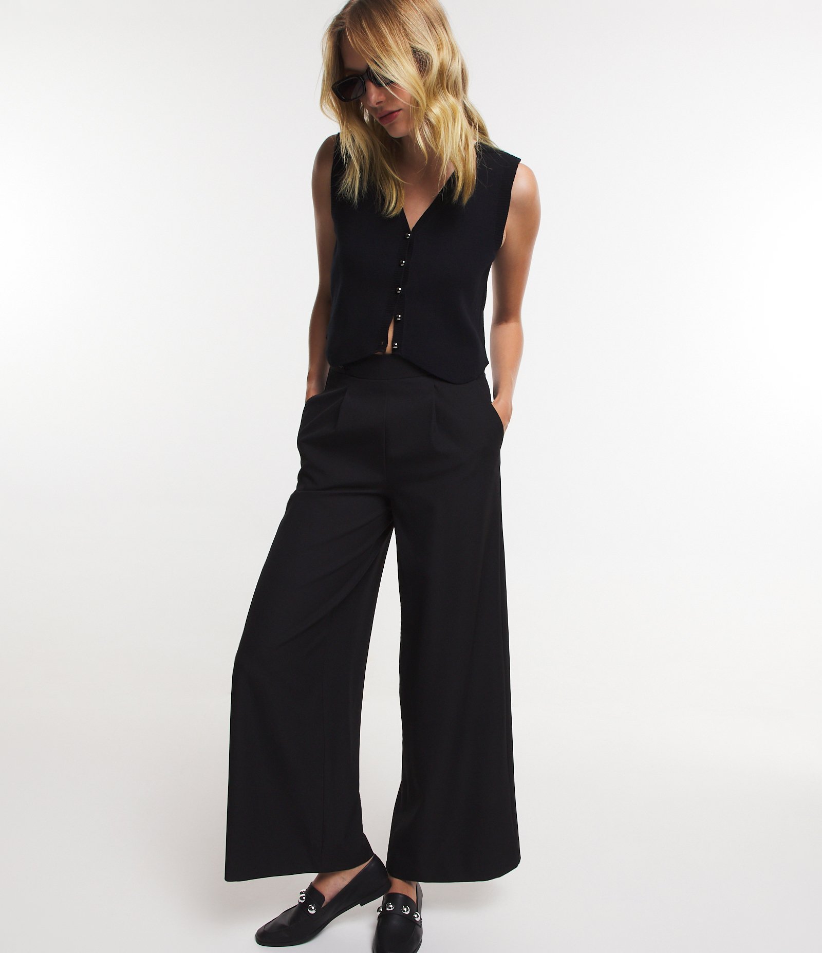 Calça Pantalona Alfaiatada com Pregas no Cós Preto 4