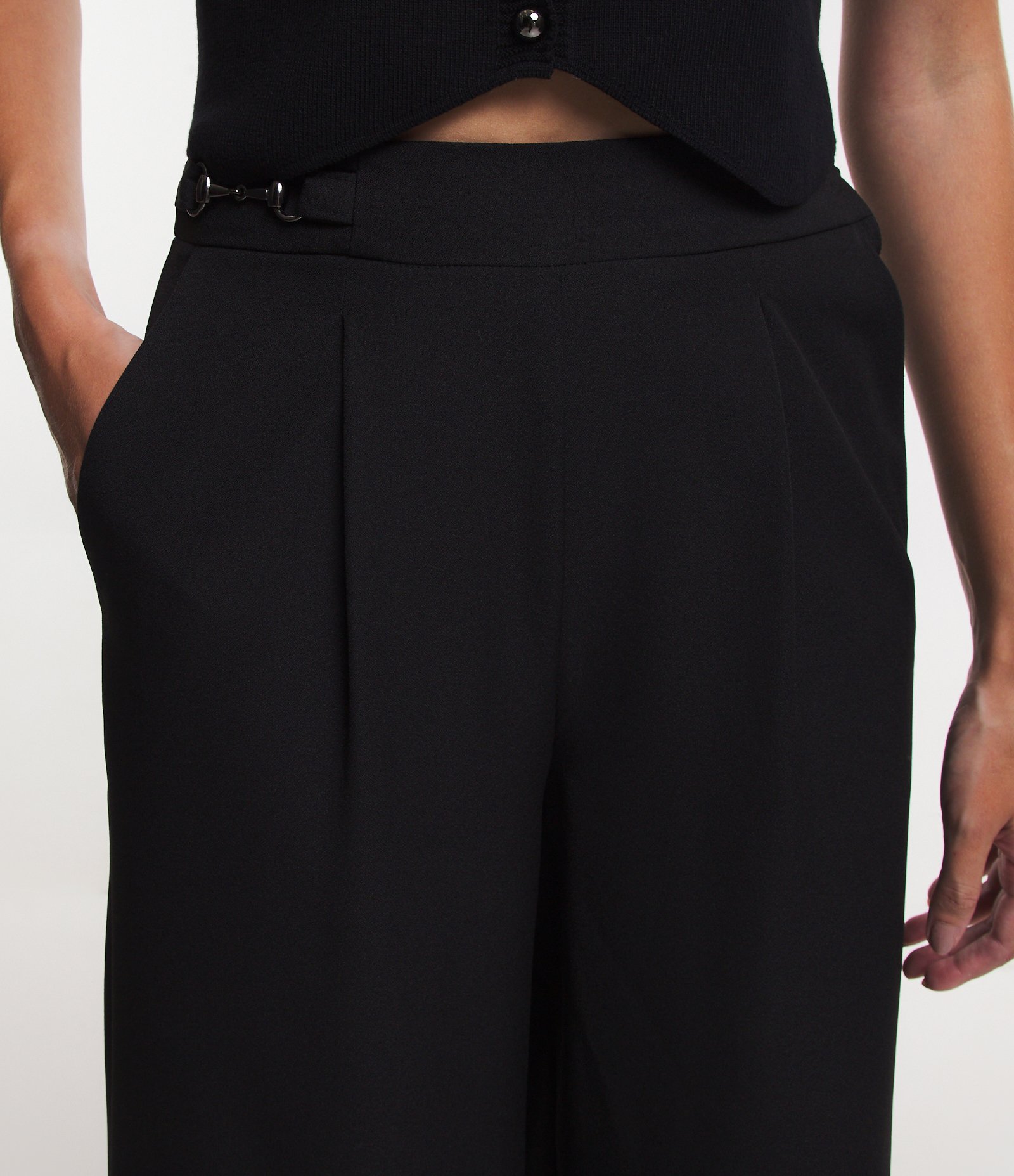 Calça Pantalona Alfaiatada com Pregas no Cós Preto 5