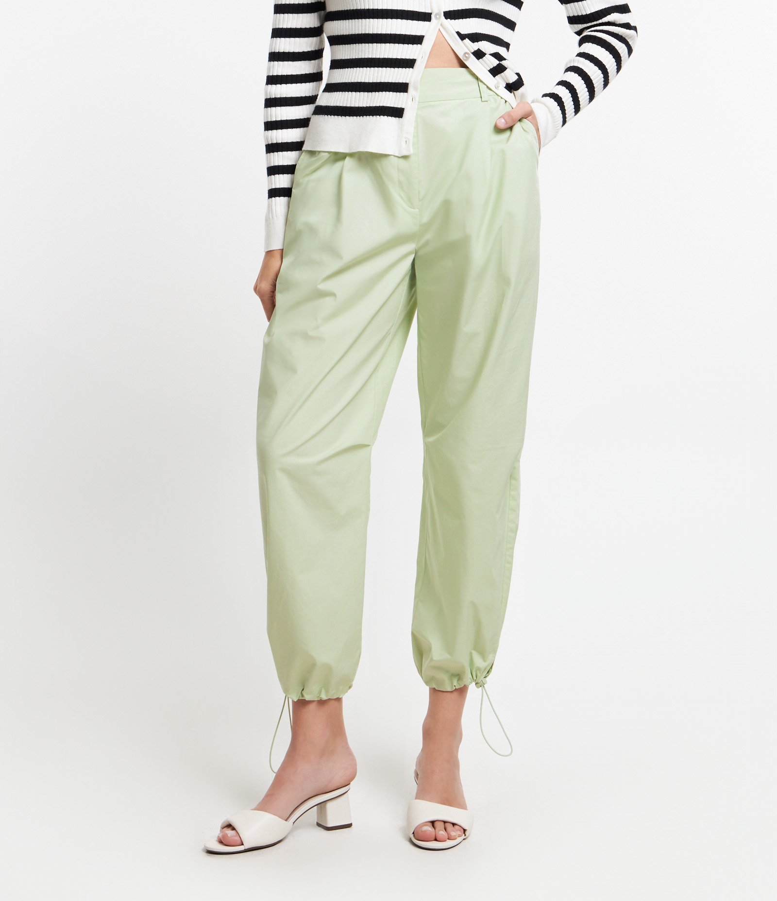 Calça Parachute em Algodão com Pregas e Ajuste na Barra Verde 2