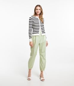 Calça Parachute em Algodão com Pregas e Ajuste na Barra