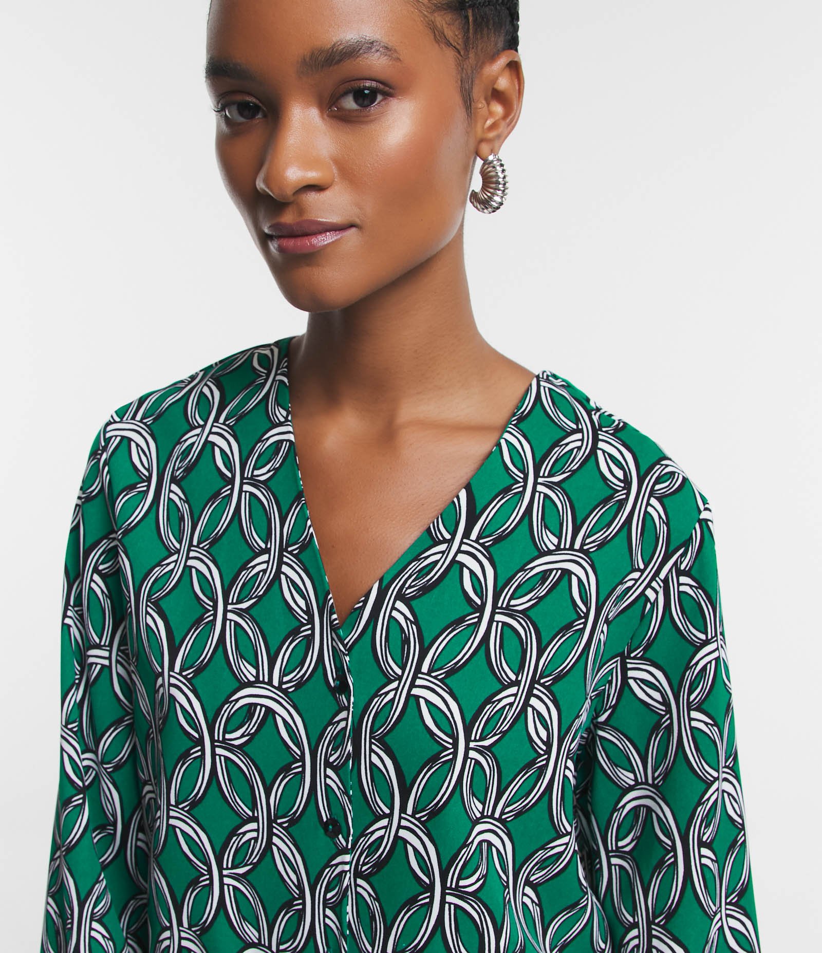 Camisa em Crepe com Gola V e Estampa de Correntes Verde 3