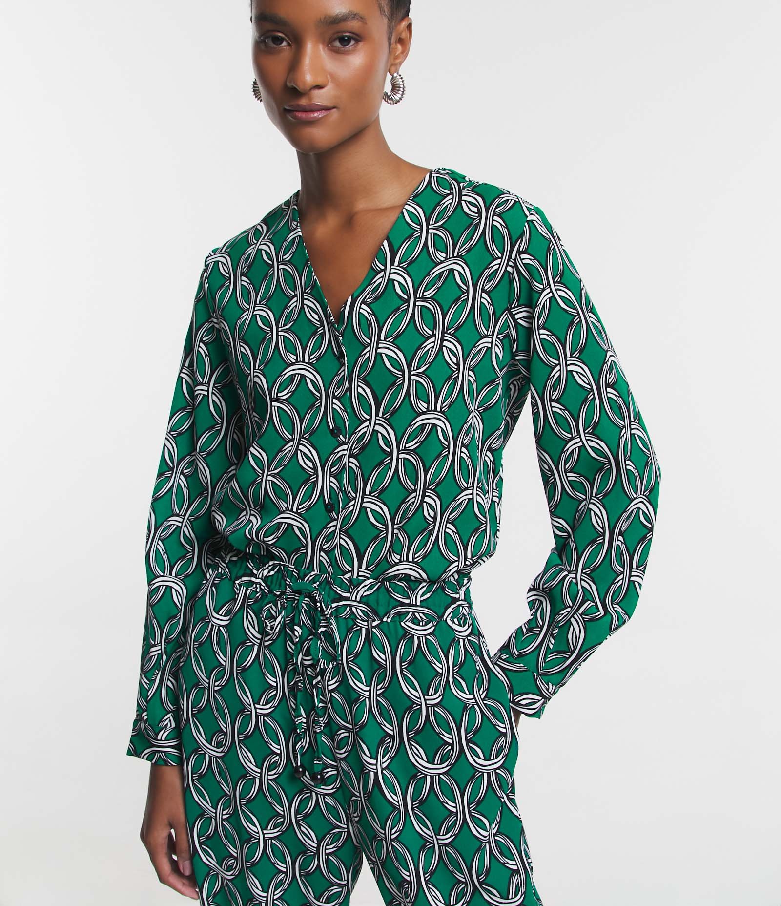 Camisa em Crepe com Gola V e Estampa de Correntes Verde 4