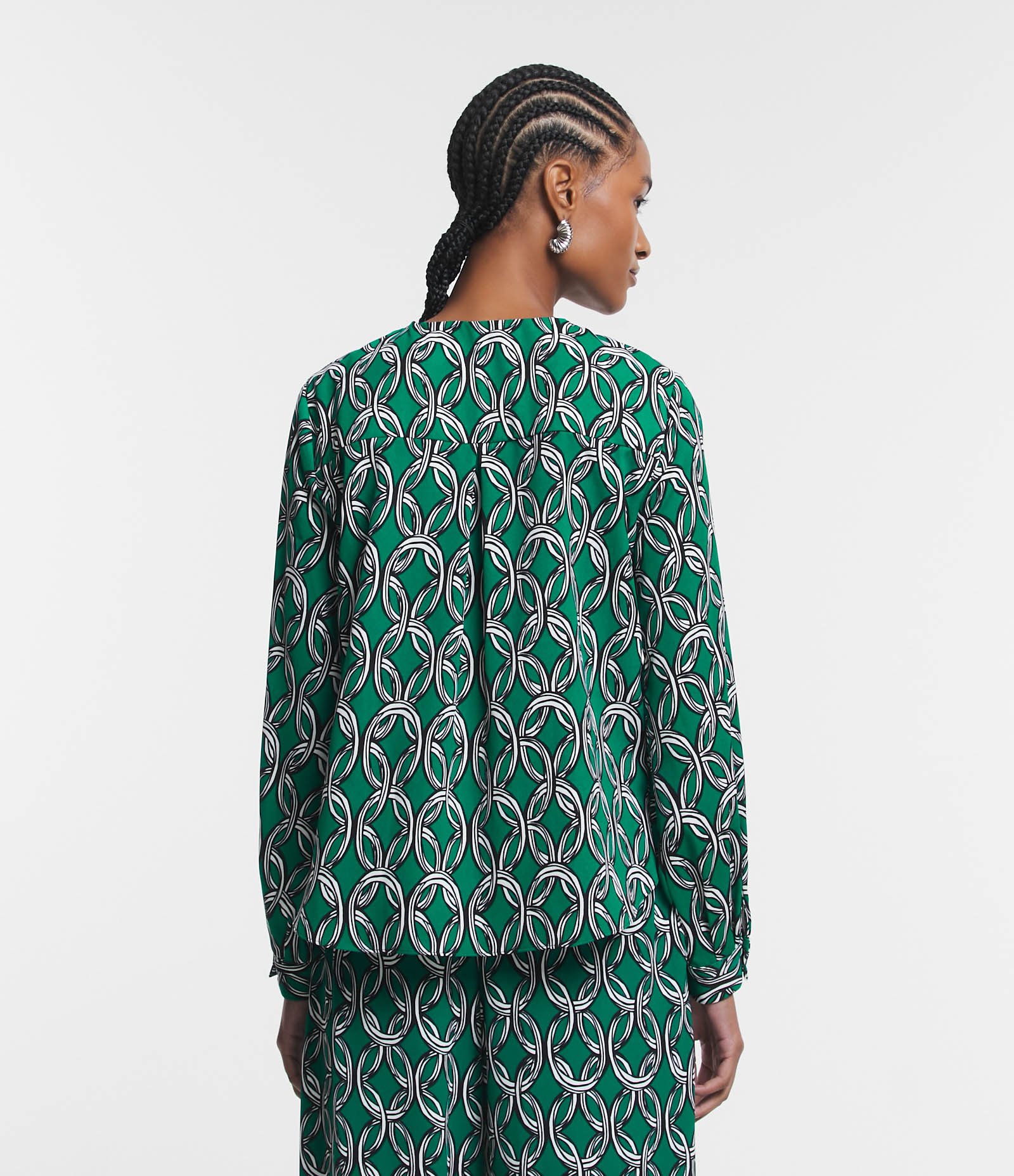 Camisa em Crepe com Gola V e Estampa de Correntes Verde 5