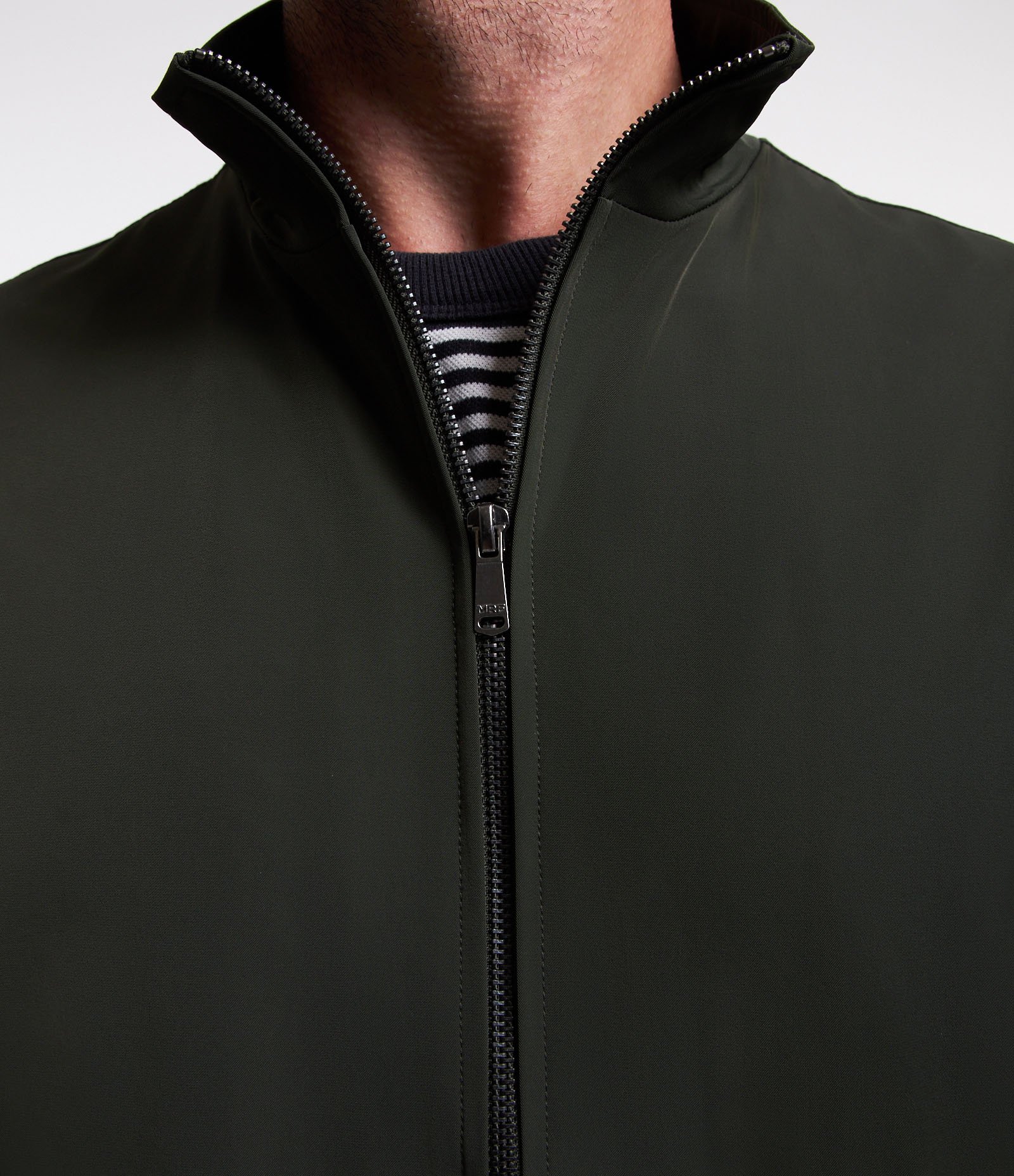 Jaqueta Bomber em Poliamida com Gola Alta e Zíper nos Bolso Verde 3