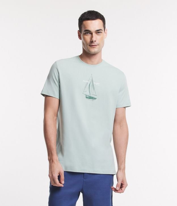 Camiseta Comfort em Tricoline com Estampa de Barco a Vela Verde Claro 1