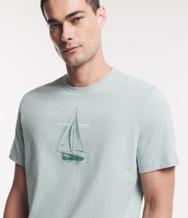 Camiseta Comfort em Tricoline com Estampa de Barco a Vela Verde Claro 4