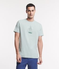 Camiseta Comfort em Tricoline com Estampa de Barco a Vela