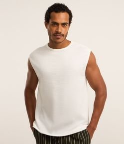 Regata Regular em Meia Malha com Textura de Furinhos