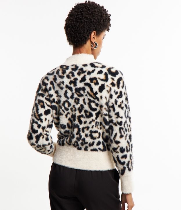 Suéter em Tricô com Estampa Animal Print e Textura de Pelinhos Off White/ Preto 5