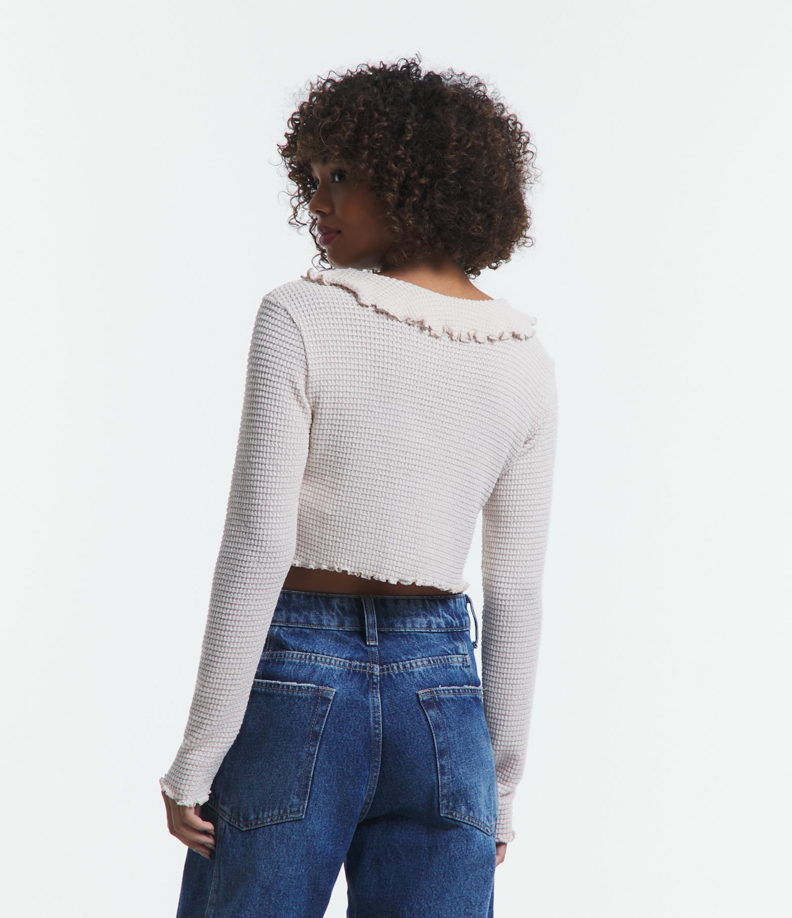 Blusa Cropped em Tricô Leve e Babados Alongados no Decote Branco Neve 3