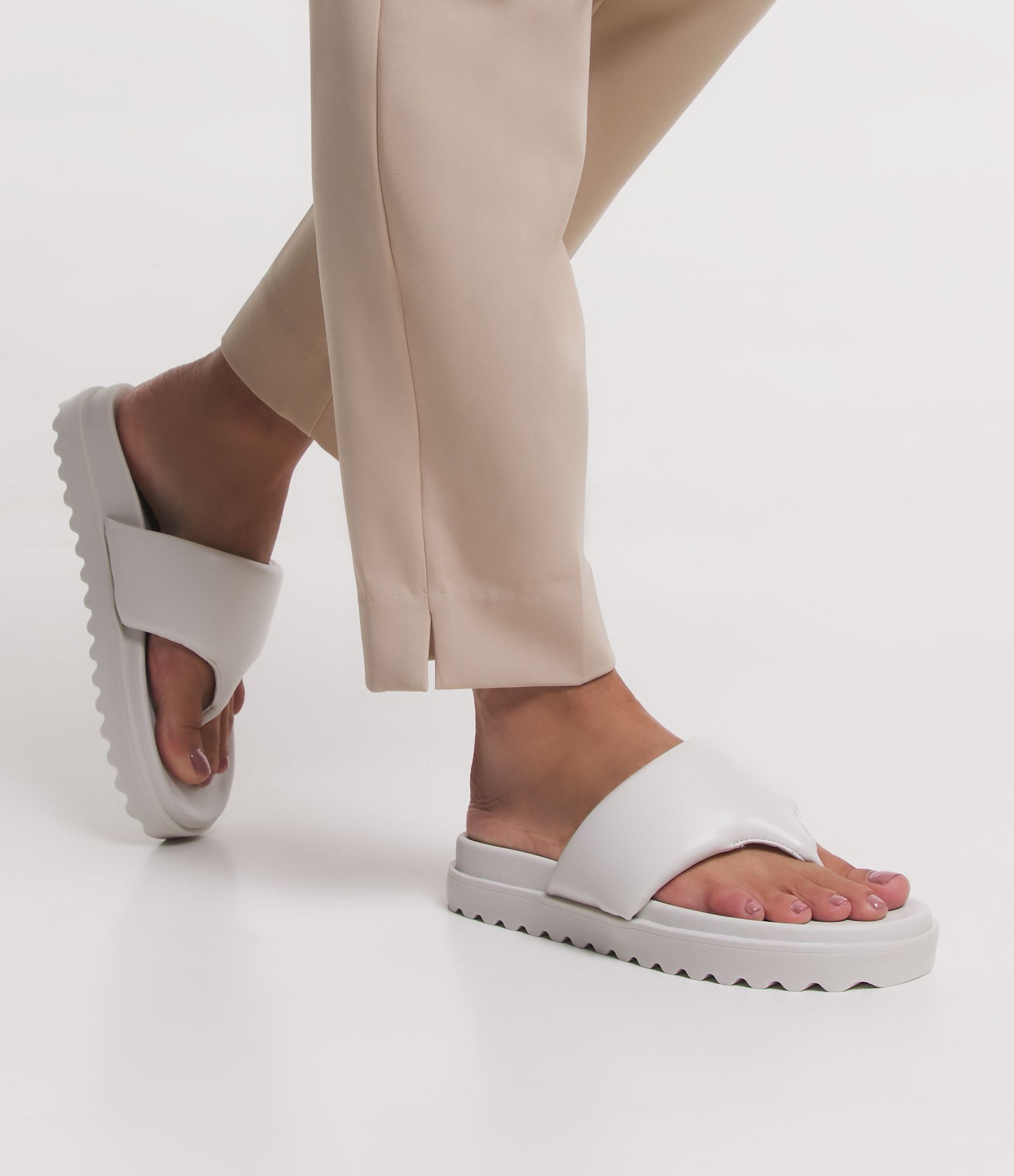 Sandália Rasteira em Tira Larga 6