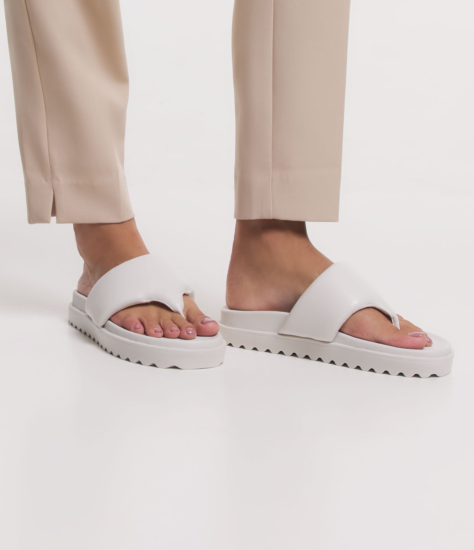 Sandália Rasteira em Tira Larga 2