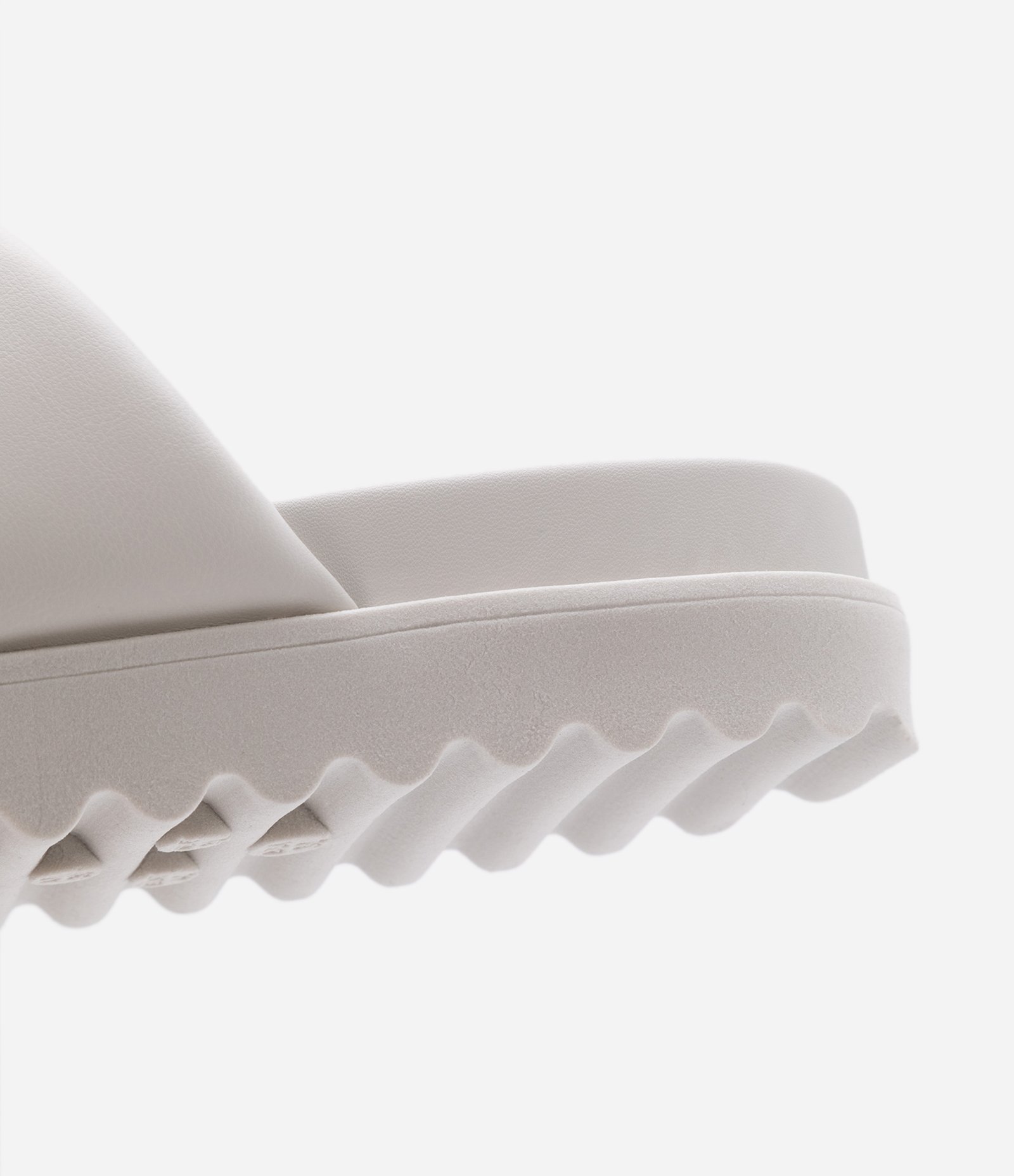 Sandália Rasteira em Tira Larga 4