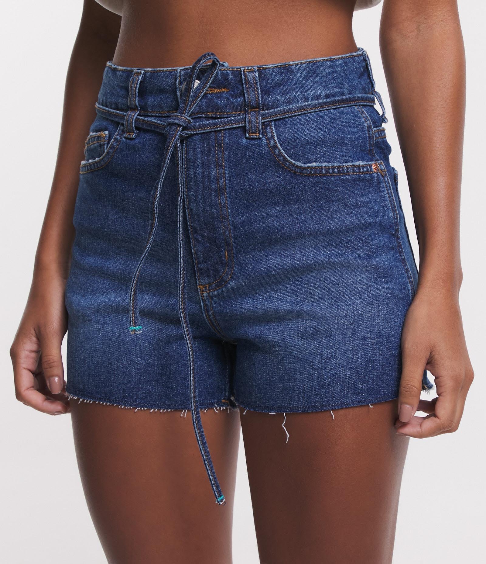 Short Cintura Alta em Jeans com Cordão e Barra a Fio Azul 2
