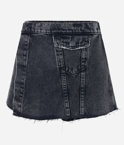 Short Saia Jeans com Bolso de Lapela e Barra Desfiada