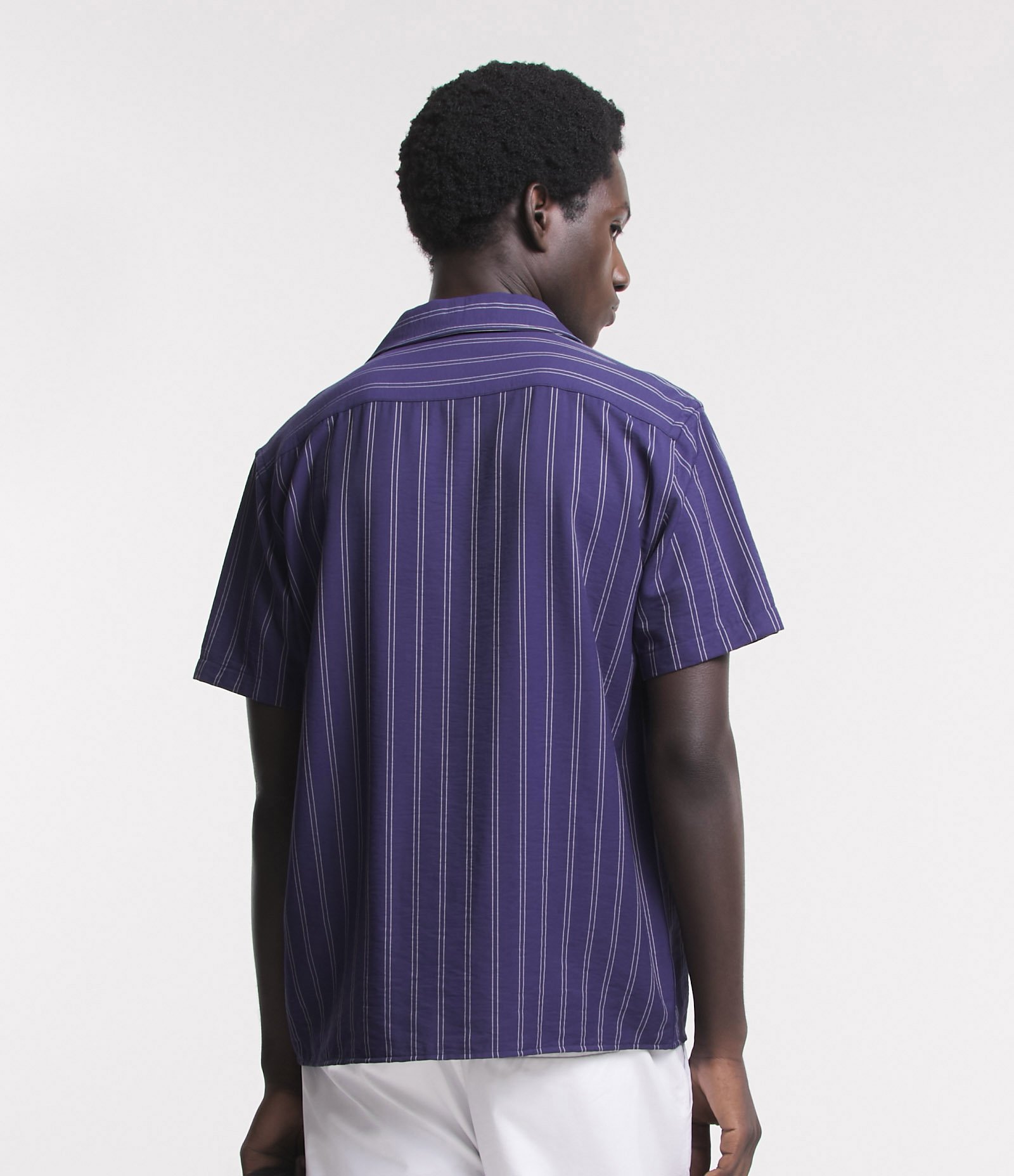 Camisa Boxy em Viscose com Estampa de Listras Risca de Giz Azul Escuro 3