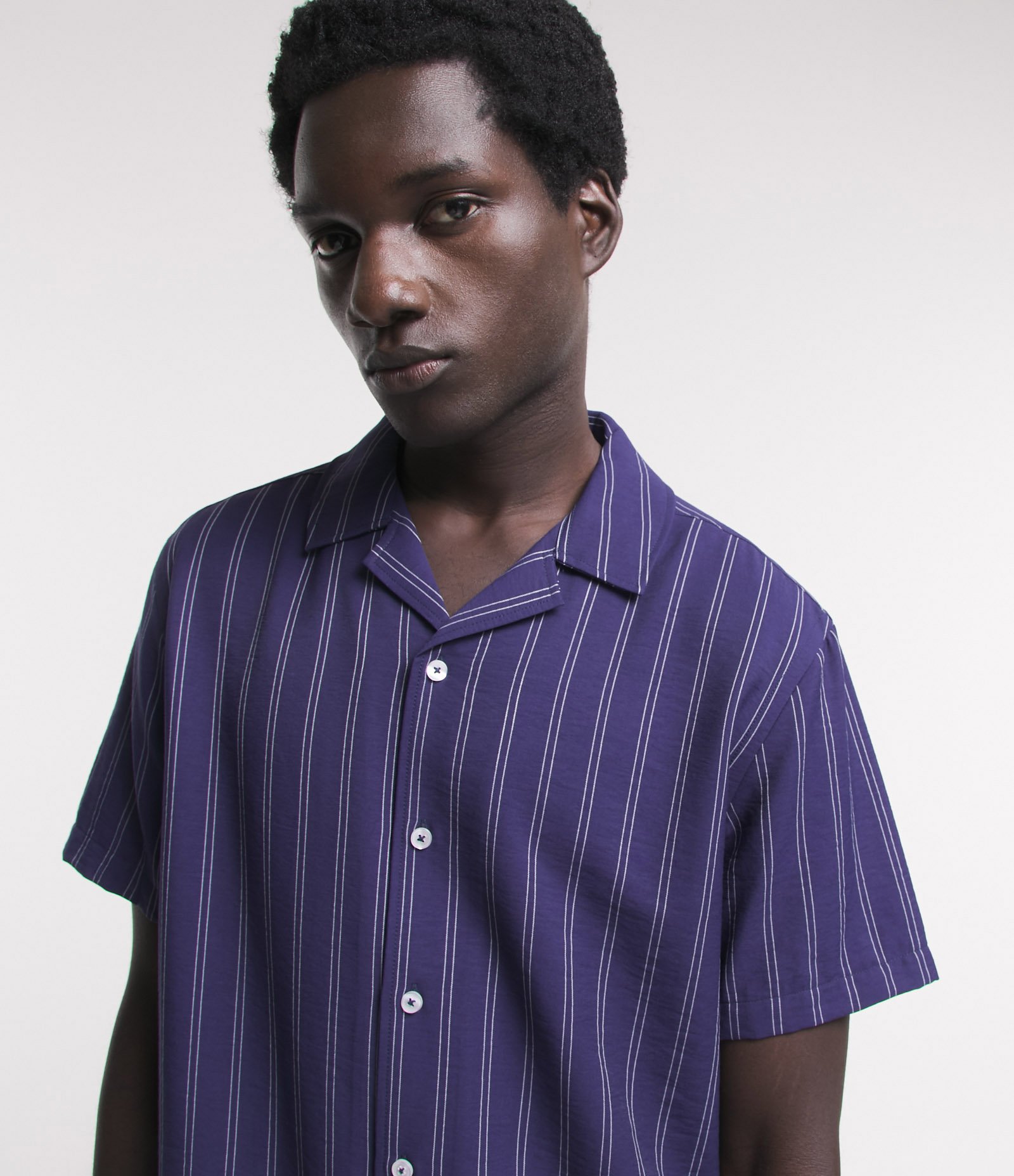 Camisa Boxy em Viscose com Estampa de Listras Risca de Giz Azul Escuro 4