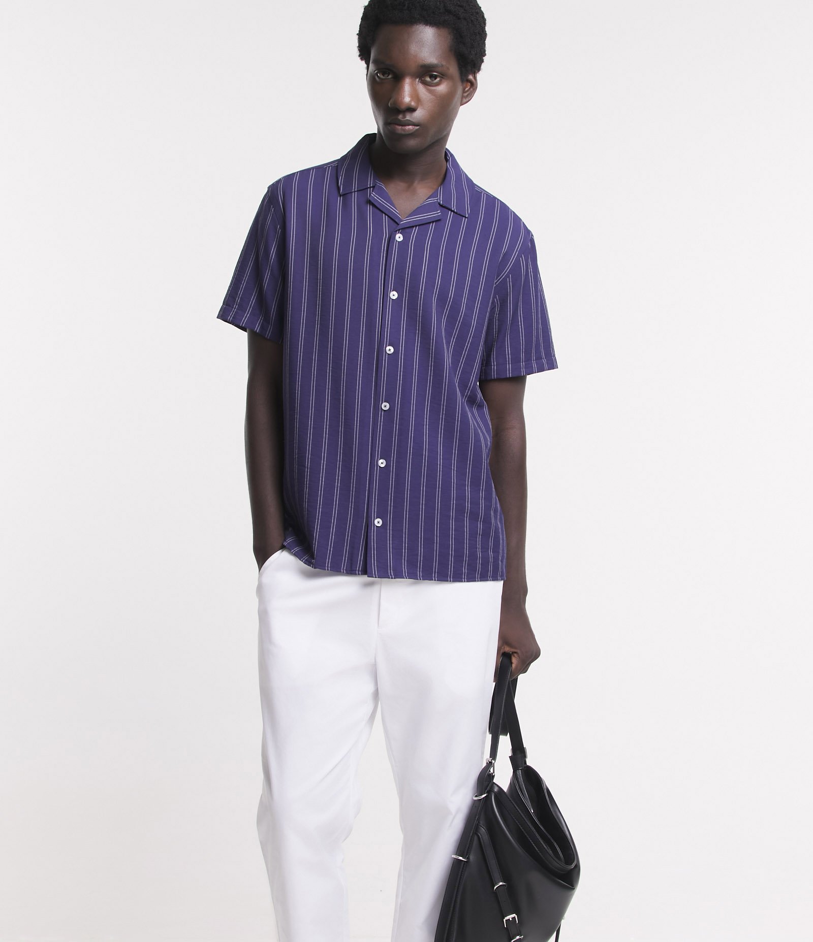 Camisa Boxy em Viscose com Estampa de Listras Risca de Giz Azul Escuro 6