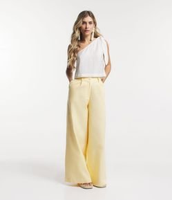 Calça Pantalona em Sarja Leve com Passantes no Cós e Pregas
