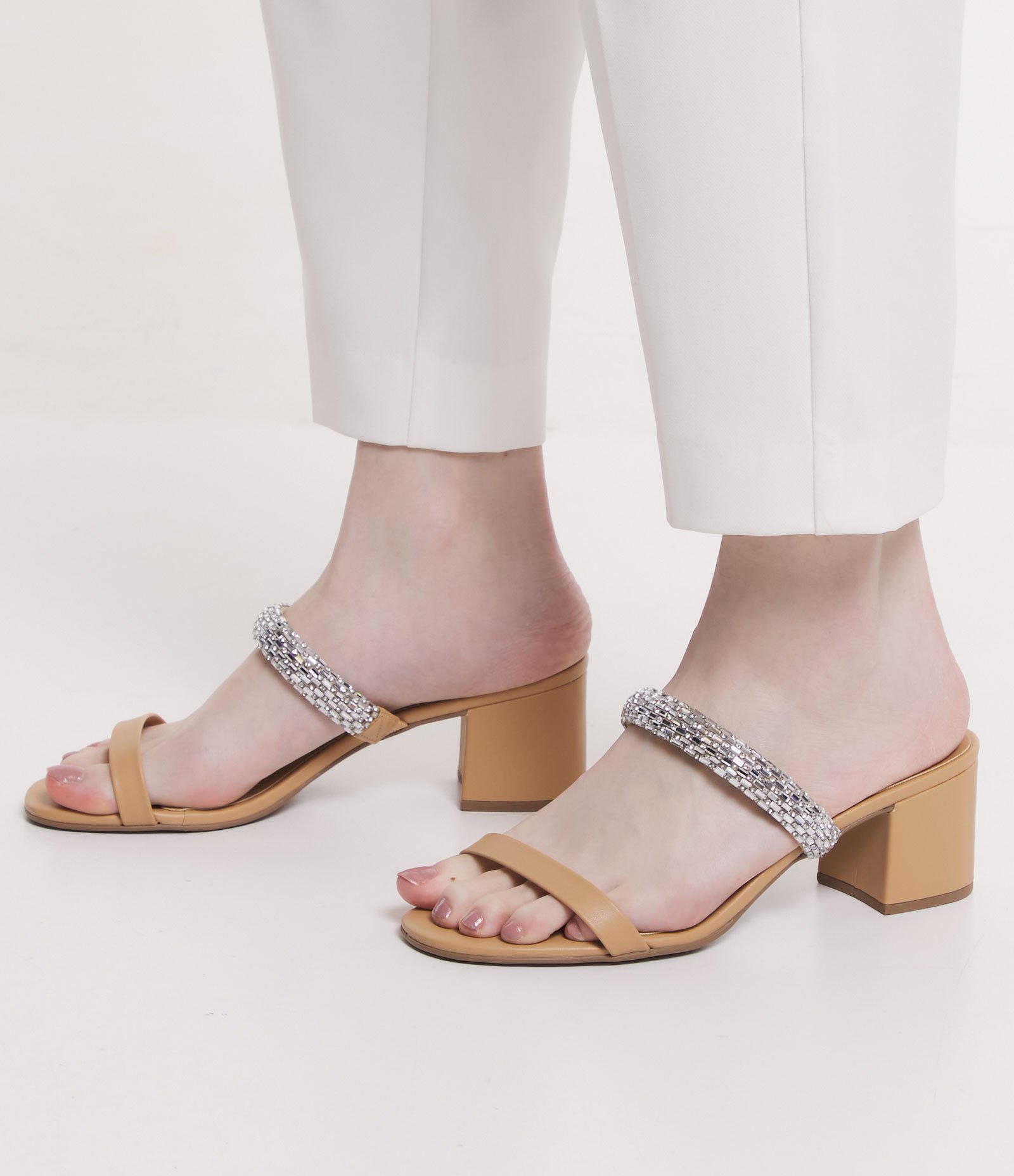 Sandália Mule com Salto Bloco e Tira de Strass Bege 6