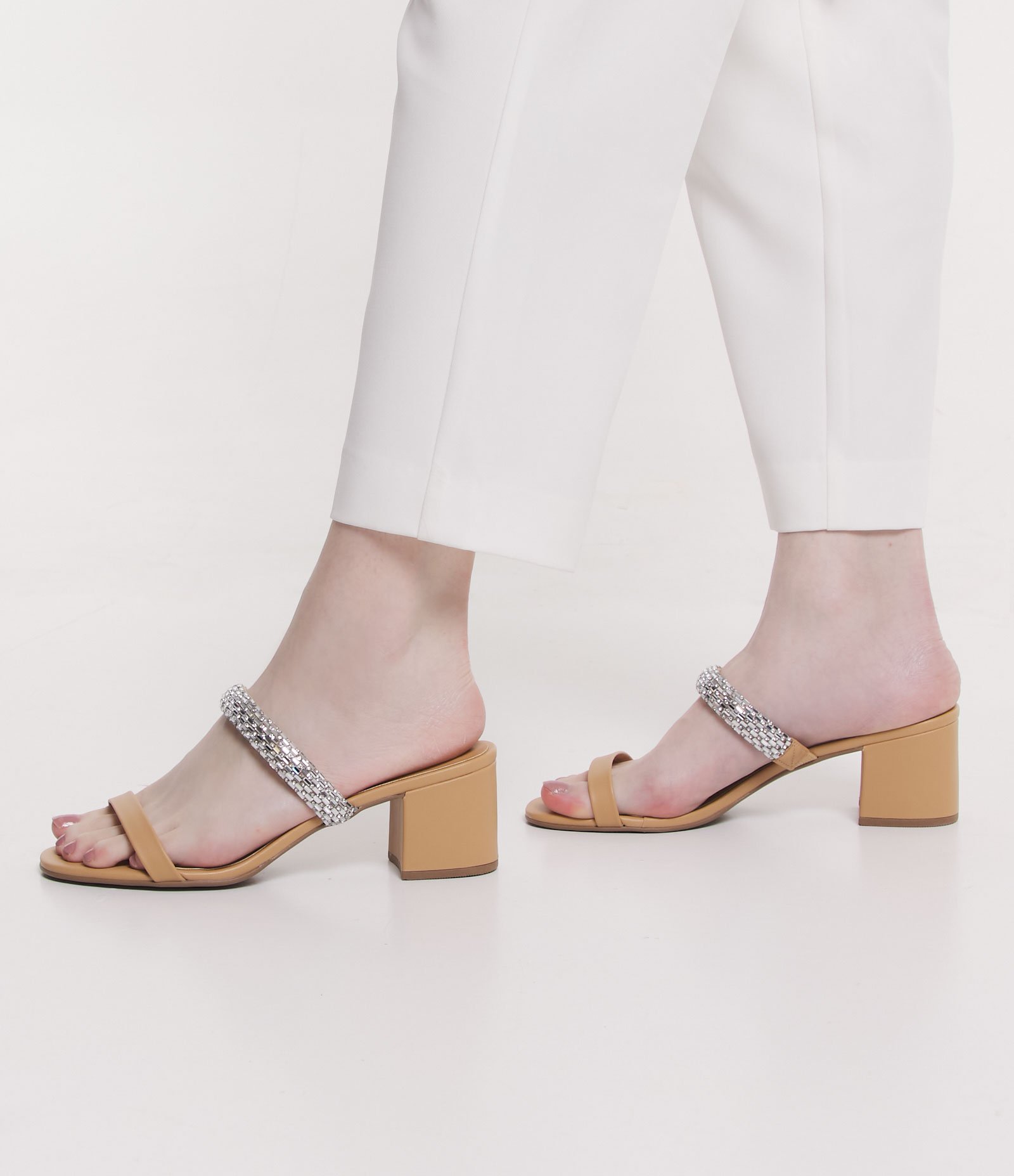 Sandália Mule com Salto Bloco e Tira de Strass Bege 2