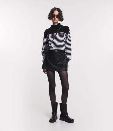 Short Saia em Material Sintético com Bolsos Short Saia em Material Sintético com Bolsos
