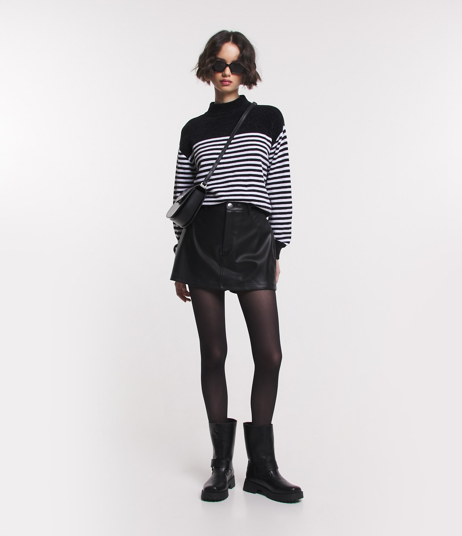 Short Saia em Material Sintético com Bolsos Preto 1