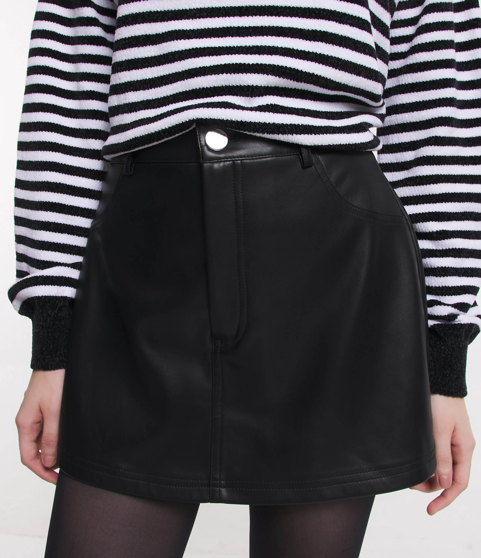 Short Saia em Material Sintético com Bolsos Preto 2
