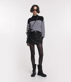 Short Saia em Material Sintético com Bolsos